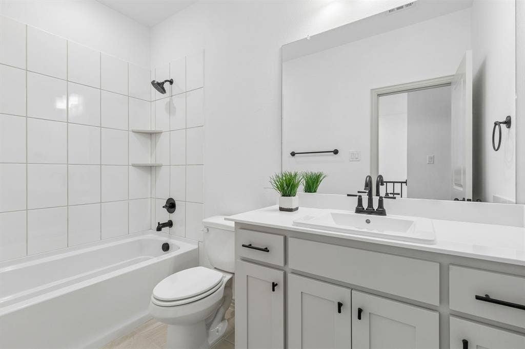 1025 Splitrock Drive, Allen, TX 75013 Friends and family will feel right at home in the lovely guest bath in our Conley plan.