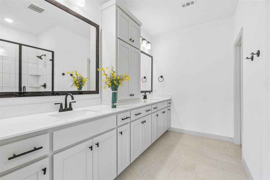 1025 Splitrock Drive, Allen, TX 75013 With ample room for two and a spacious walk in shower, there is no shortage of space or style in this wonderful owner's bath!