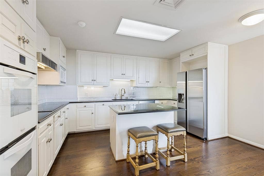 4500 Roland Avenue, #805, Highland Park, TX 75219 Light and bright kitchen with island