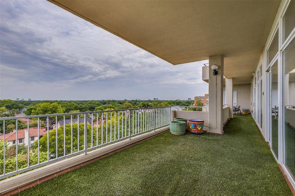 4500 Roland Avenue, #805, Highland Park, TX 75219 Living room boasts amaizng views off balcony