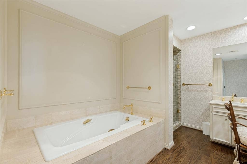 4500 Roland Avenue, #805, Highland Park, TX 75219 Primary tub