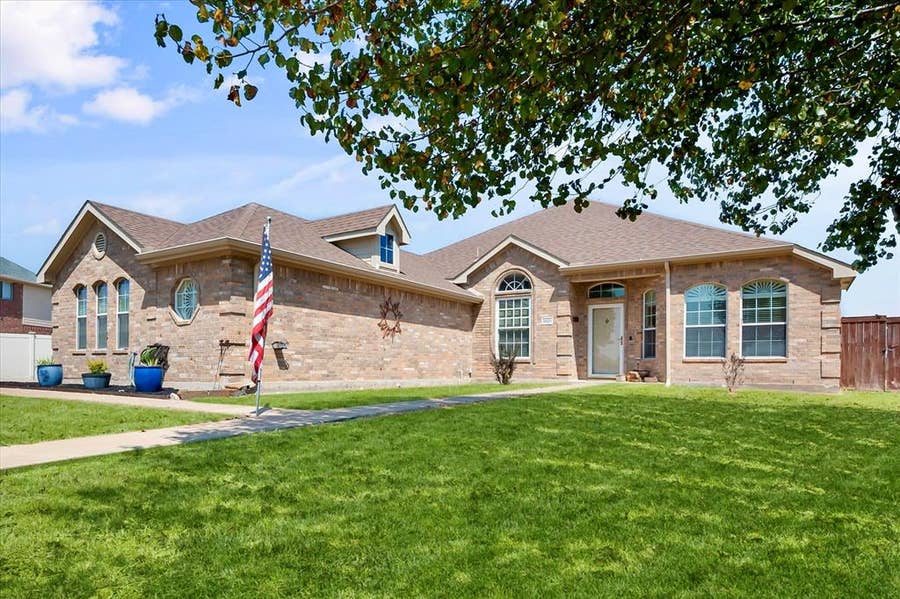 Property photo for 8821 Mallory Court, Waxahachie, TX