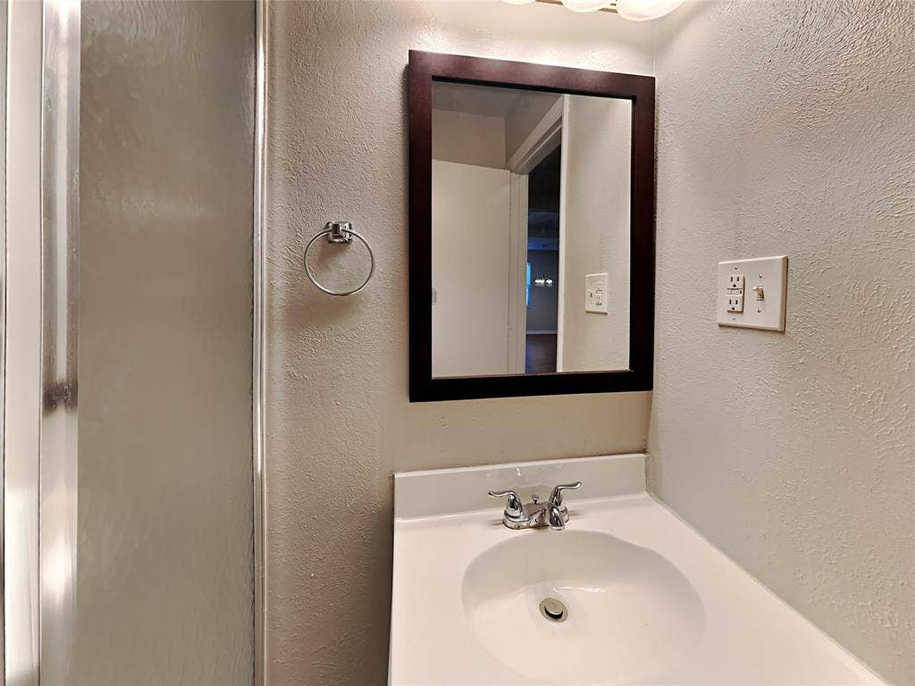 900 Cannon Drive, Euless, TX 76040 900 Cannon Drive, Euless, TX 76040