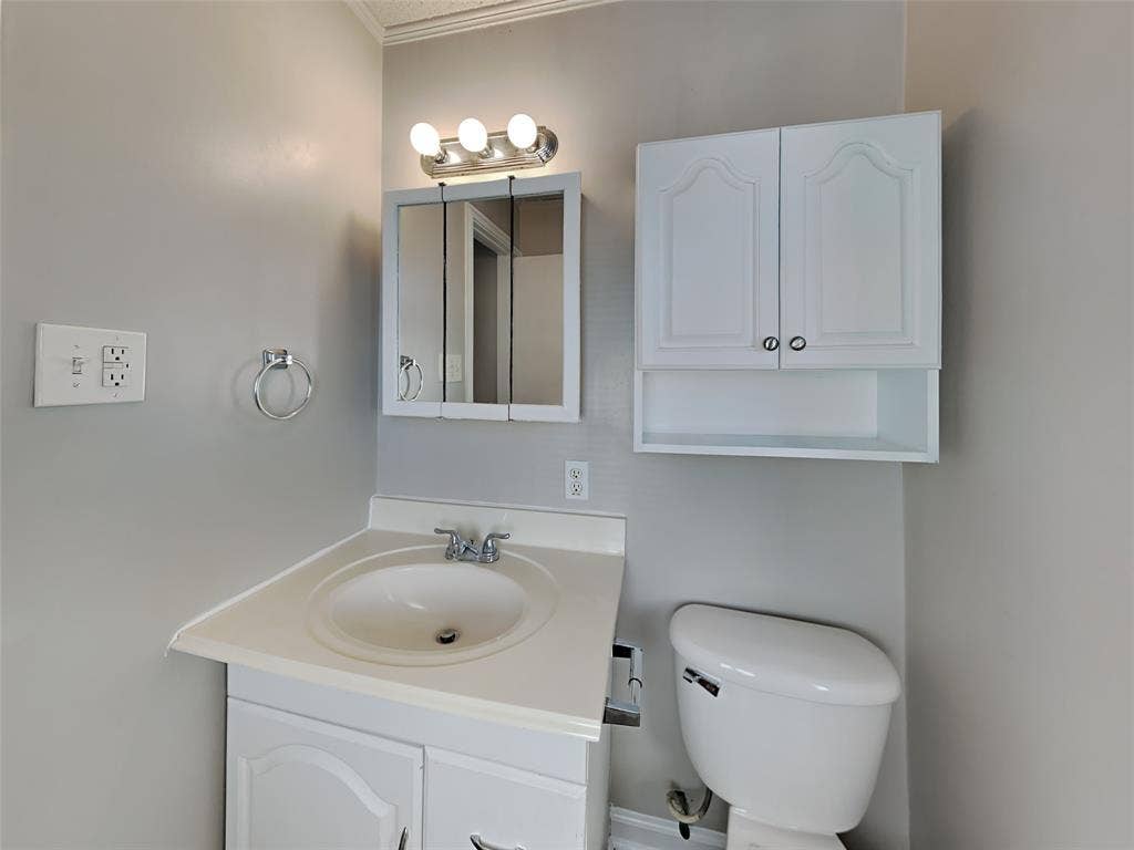 900 Cannon Drive, Euless, TX 76040 900 Cannon Drive, Euless, TX 76040