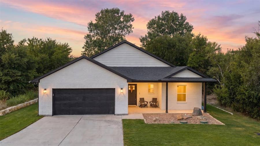 Property photo for 5507 Stonegate Circle, Granbury, TX