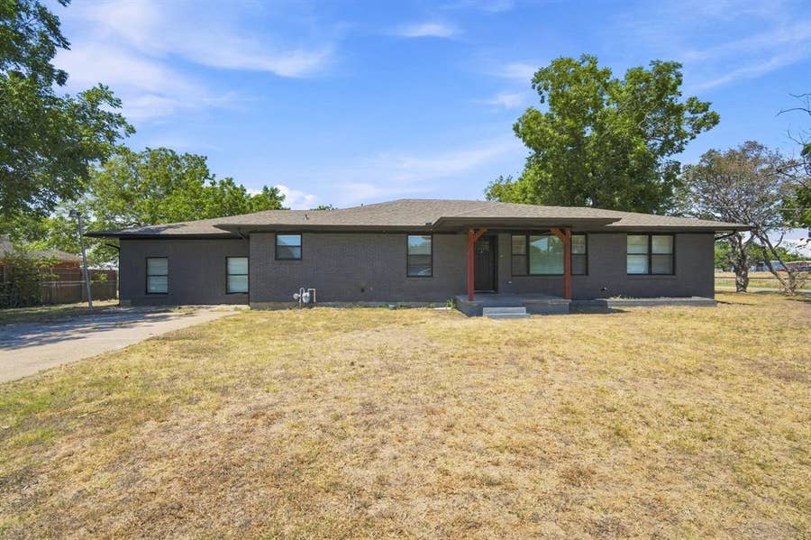 Property photo for 104 Casa Linda Drive, Ennis, TX