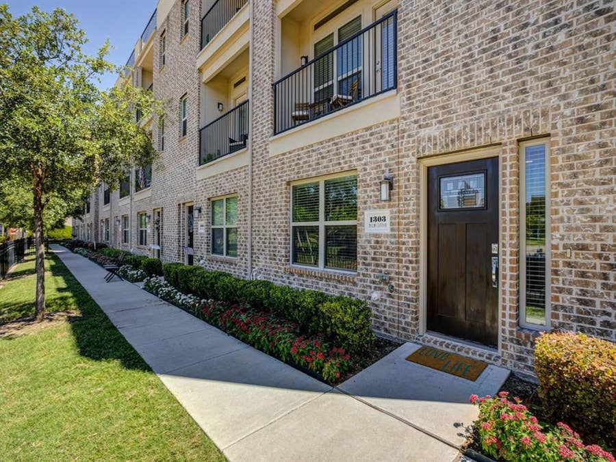 Property photo for 1303 Palm Canyon Drive, Dallas, TX