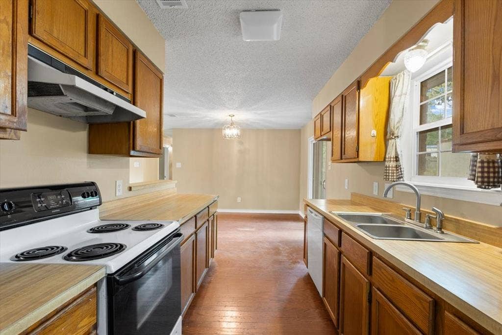 10204 Rolling Pines Drive, Tyler, TX 75707 10204 Rolling Pines Drive, Tyler, TX 75707