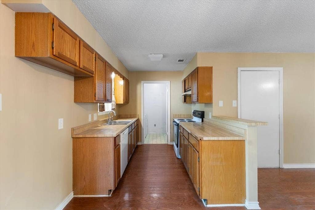 10204 Rolling Pines Drive, Tyler, TX 75707 10204 Rolling Pines Drive, Tyler, TX 75707