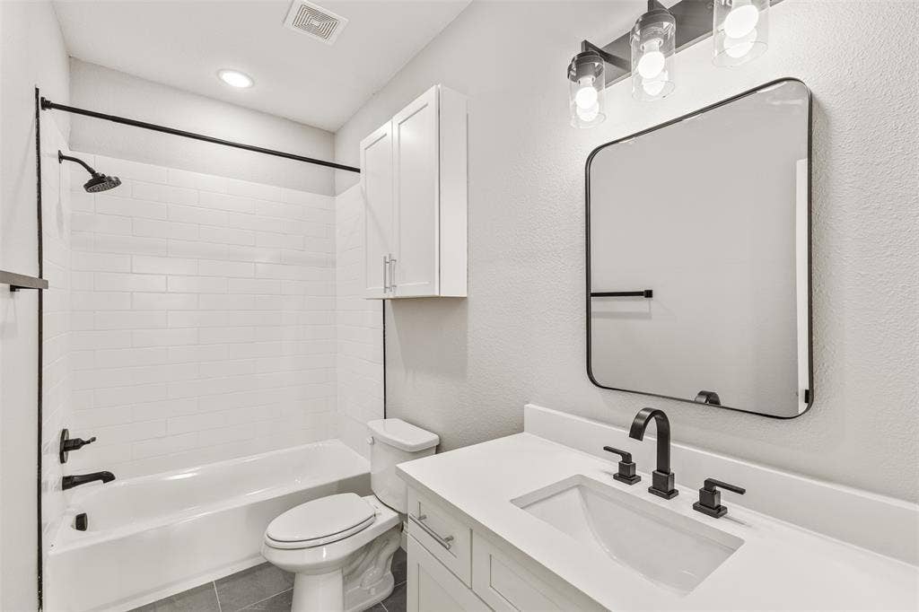 825 Premier Parkway, Grand Prairie, TX 75051 825 Premier Parkway, Grand Prairie, TX 75051