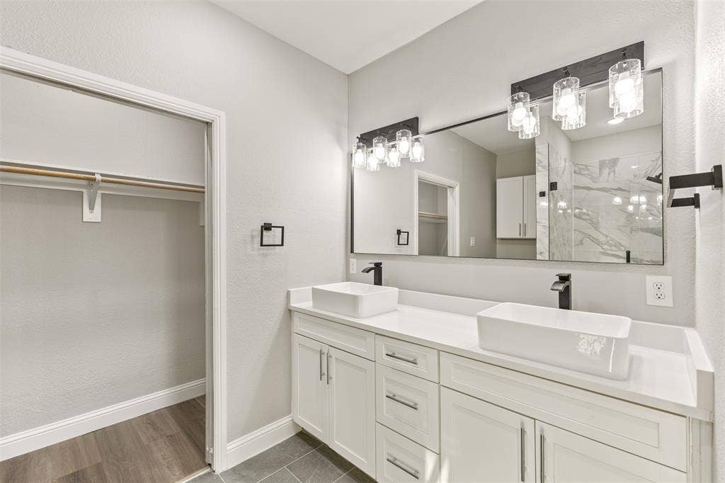 825 Premier Parkway, Grand Prairie, TX 75051 825 Premier Parkway, Grand Prairie, TX 75051