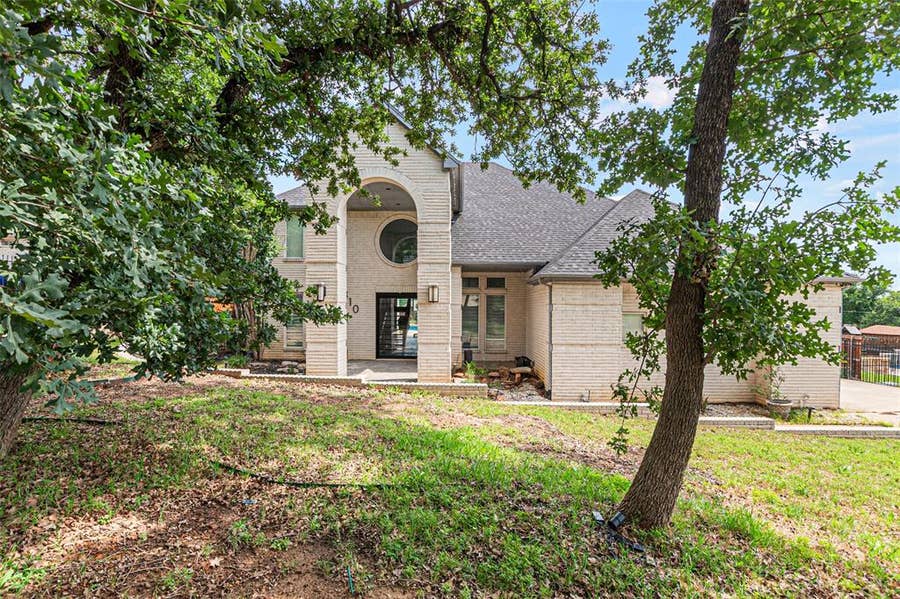 Property photo for 810 Pennsylvania Avenue, Kennedale, TX