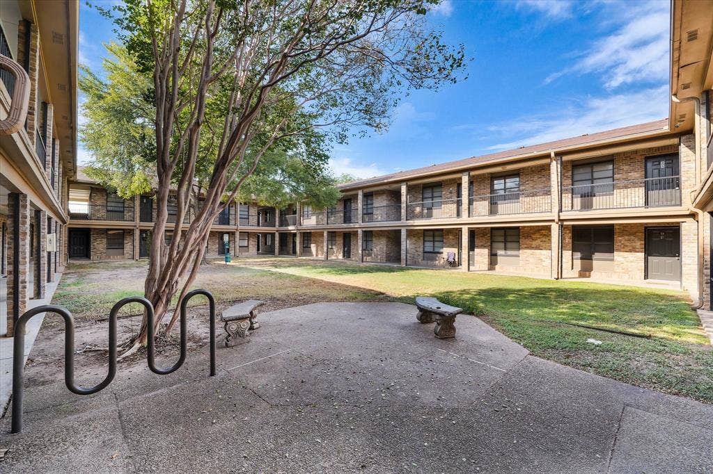 1214 Baylor Avenue, #109, Waco, TX 76706 Central courtyard with mature tree, concrete pathways, and green space