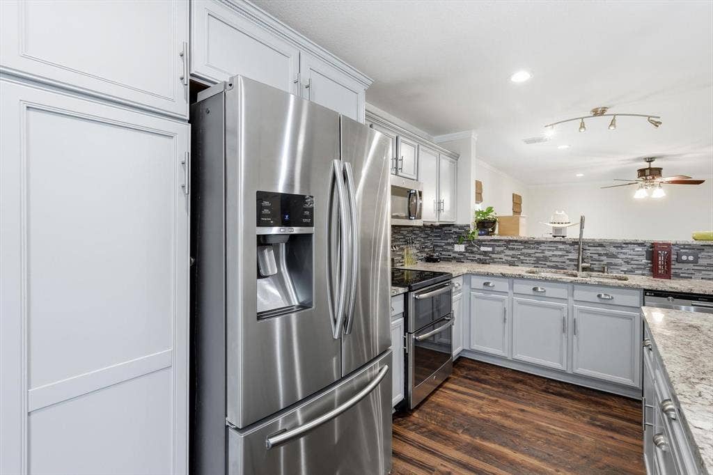 800 Poncho Lane, Fort Worth, TX 76052 Modern kitchen featuring stainless steel French-door refrigerator with ice and water dispenser, gas range with black glass cooktop, and dual wall ovens