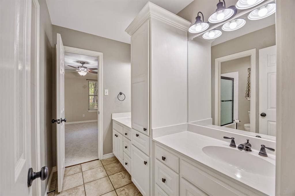 17820 Oak Forest Drive, Flint, TX 75762 jack and jill bath