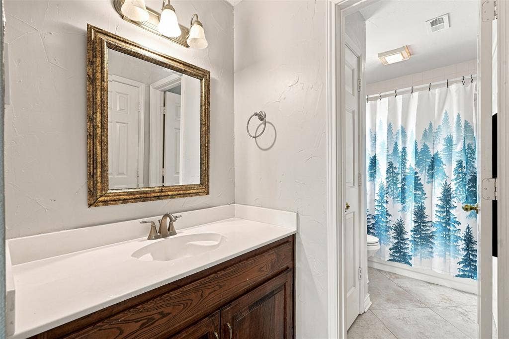 7416 Casper Drive, Plano, TX 75025 Jack and Jill bathroom