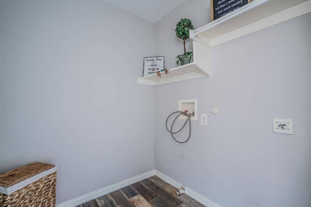 1997 Courtside Drive, Dallas, TX 75051 Upstairs laundry room