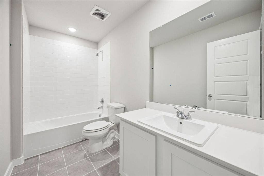 1939 Paddock Lane, Seagoville, TX 75159 Bathroom in the Hayden home plan by Trophy Signature Homes – REPRESENTATIVE PHOTO