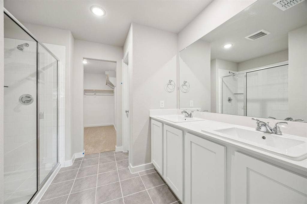 1939 Paddock Lane, Seagoville, TX 75159 Primary Bathroom in the Hayden home plan by Trophy Signature Homes – REPRESENTATIVE PHOTO