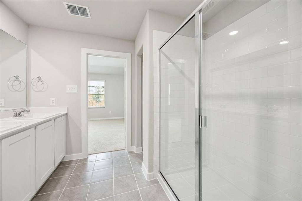 1939 Paddock Lane, Seagoville, TX 75159 Primary Bathroom in the Hayden home plan by Trophy Signature Homes – REPRESENTATIVE PHOTO