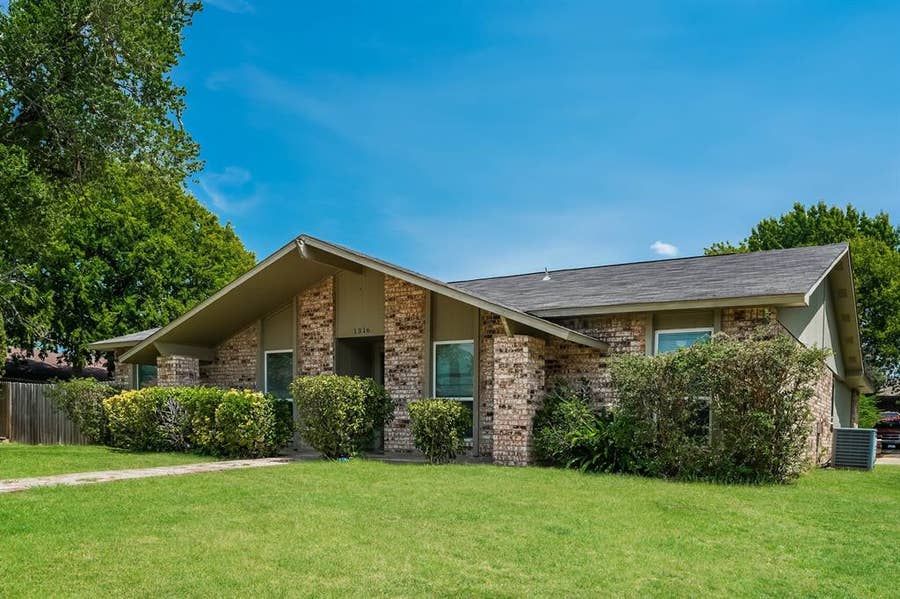 Property photo for 1316 Royal Oak Drive, DeSoto, TX