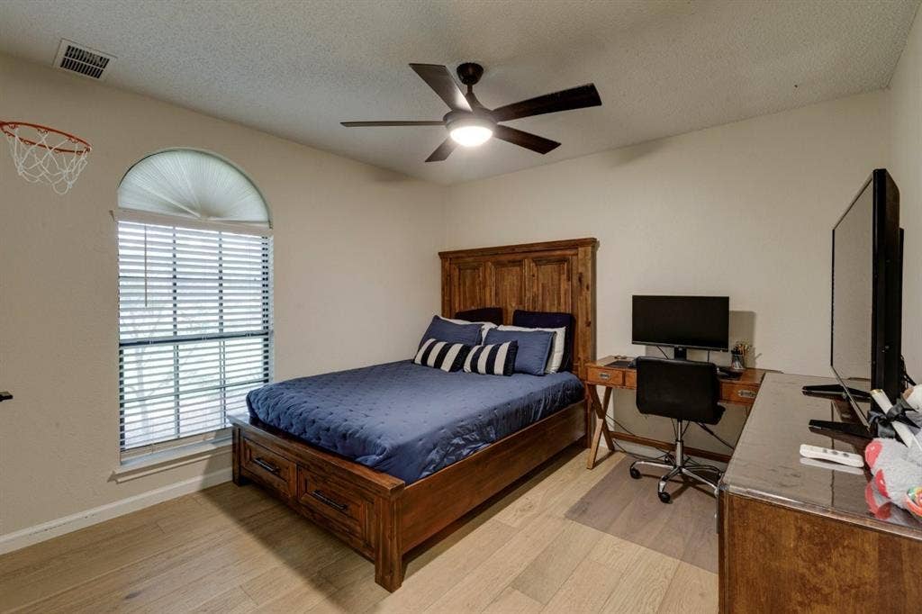 1408 Quapaw Trail, Mesquite, TX 75149 Recessed lighting, wood-finish flooring, ceiling fan, arched window, and window blinds