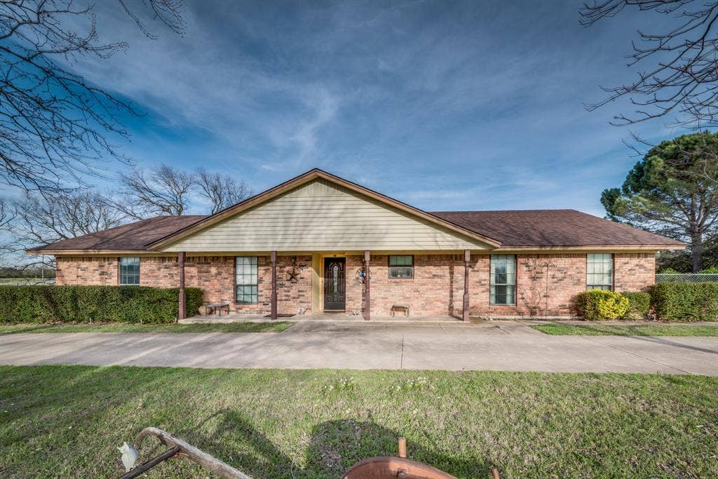 220 S Walnut Grove Road, Midlothian, TX 76065