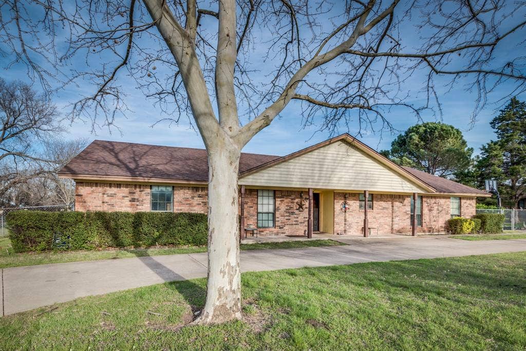 220 S Walnut Grove Road, Midlothian, TX 76065