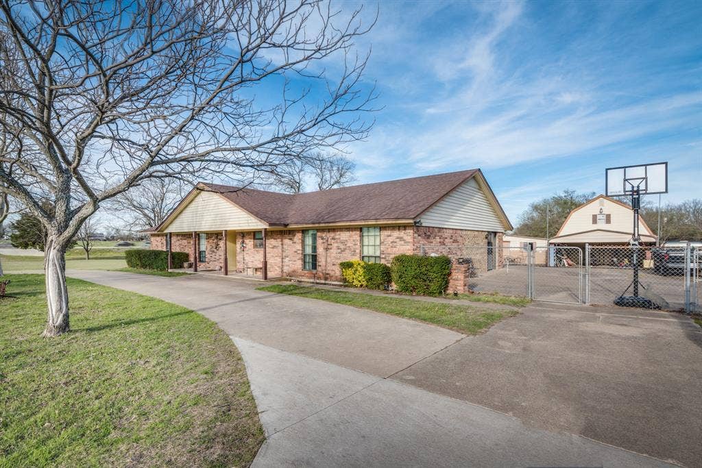 220 S Walnut Grove Road, Midlothian, TX 76065