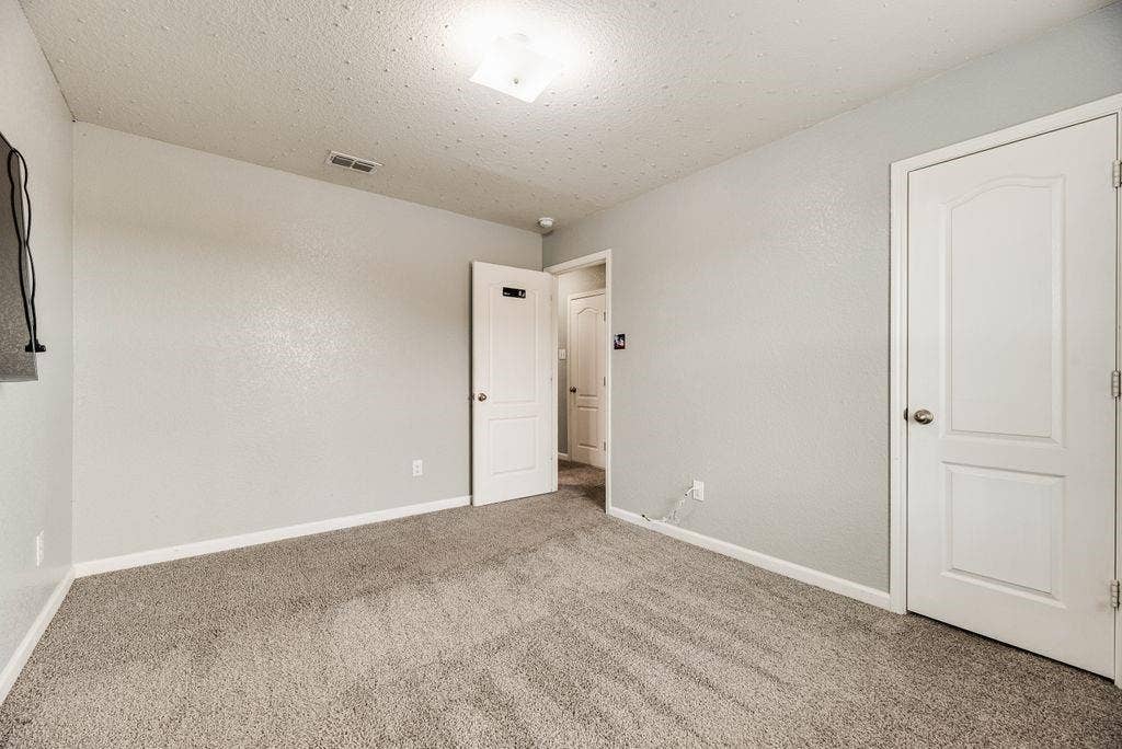 259 Saddlebrook Lane, Waxahachie, TX 75165 Neutral gray wall finish