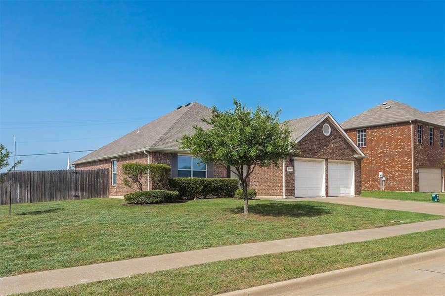 Property photo for 529 Quail Hollow Drive, Midlothian, TX