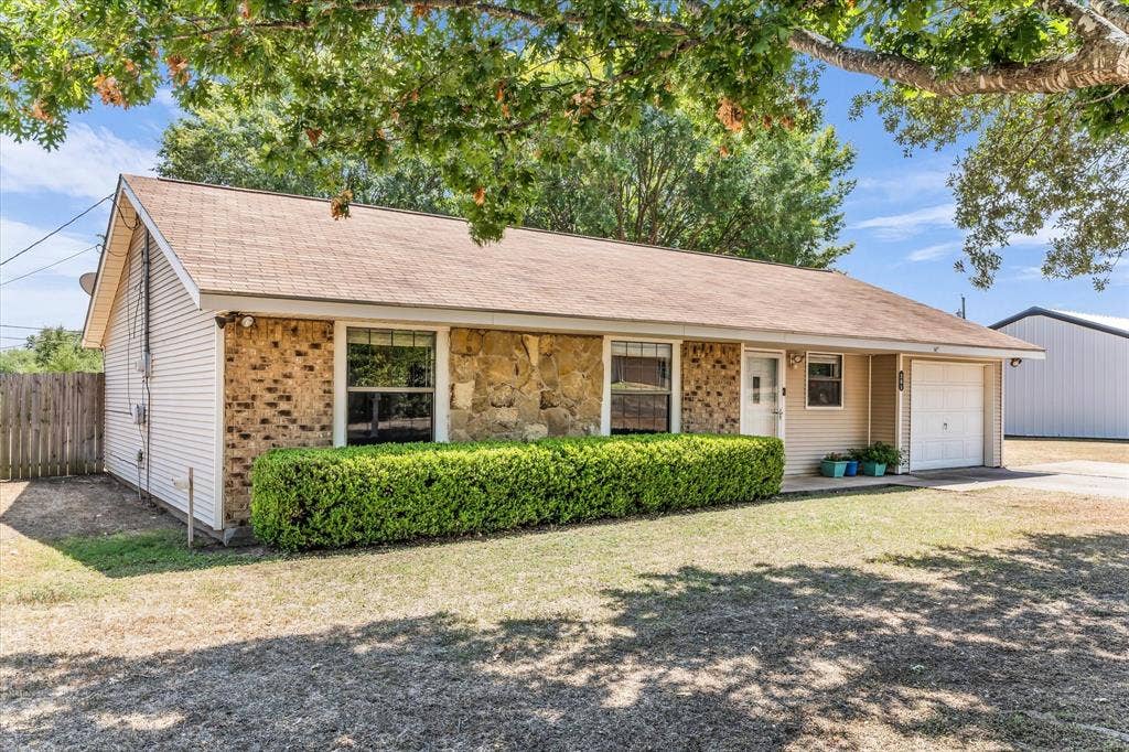 261 Oakview Circle, Waco, TX 76705 Stone and siding exterior with a single-car garage and asphalt shingle roof