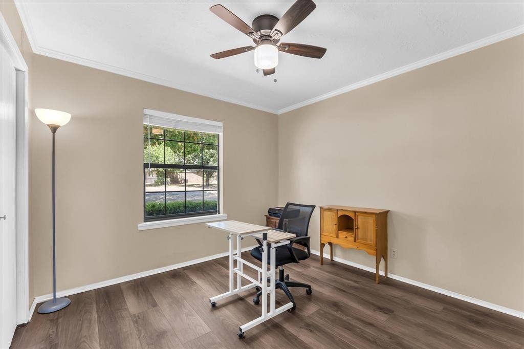 261 Oakview Circle, Waco, TX 76705 Wood-finish flooring, single window with white blinds, ceiling fan with integrated lighting, and crown molding