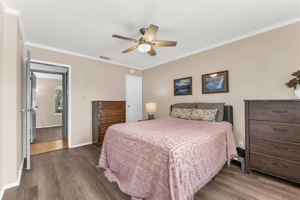 261 Oakview Circle, Waco, TX 76705 Wood-finish flooring throughout, complemented by crown molding and a ceiling fan