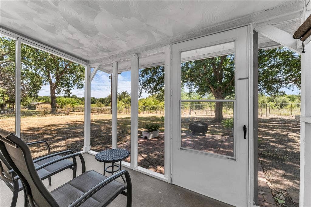 261 Oakview Circle, Waco, TX 76705 Screened porch with concrete flooring and a full-light door