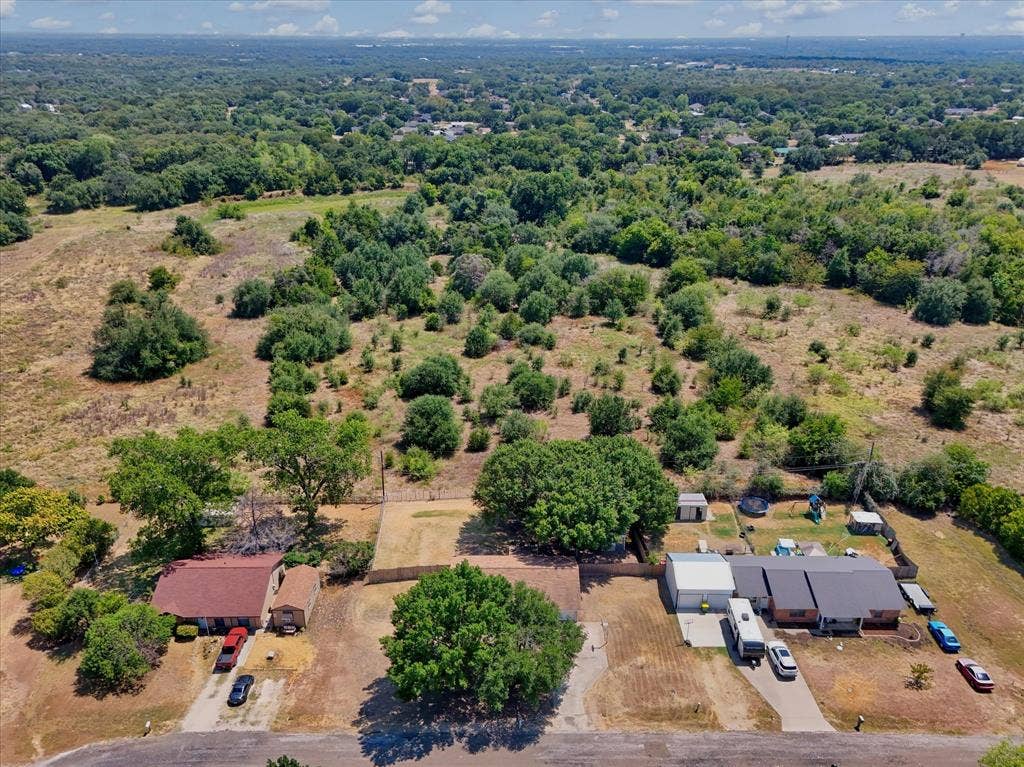 261 Oakview Circle, Waco, TX 76705 Expansive land parcel featuring existing residential structures, mature trees, and natural vegetation