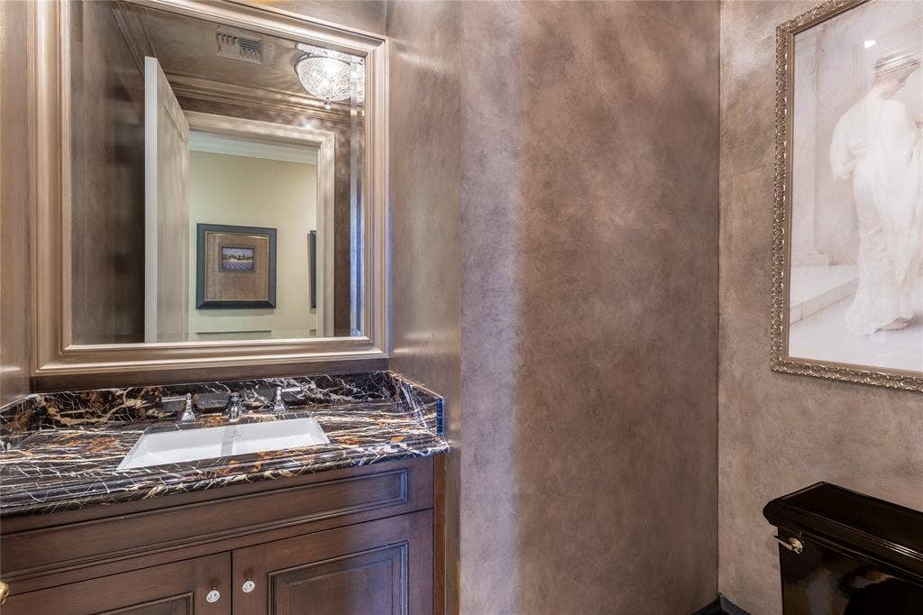 2525 N Pearl Street, #1001, Dallas, TX 75201 Dramatic Powder Room