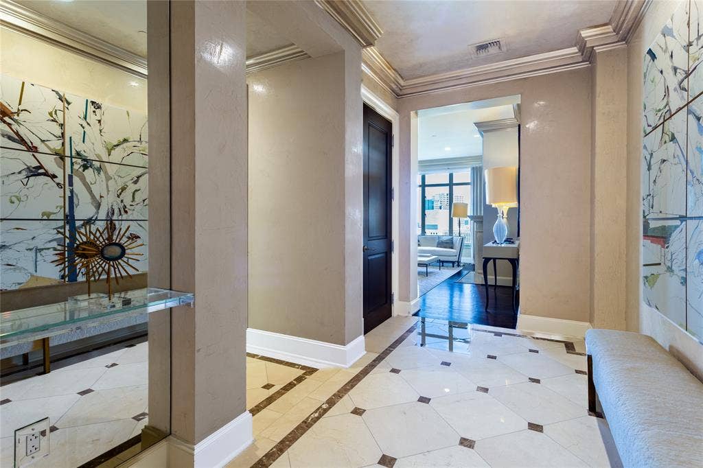 2525 N Pearl Street, #1001, Dallas, TX 75201 Welcome home! Entry introduces the Living Areas.