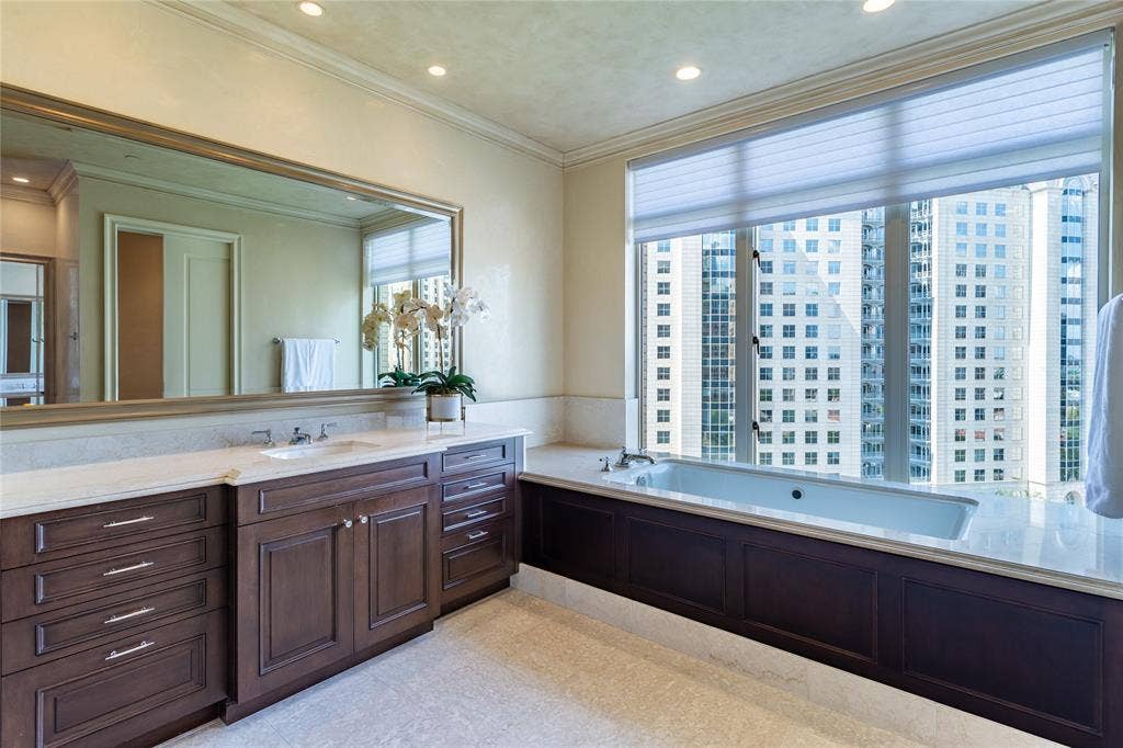 2525 N Pearl Street, #1001, Dallas, TX 75201 Marble Bath has jetted garden tub.