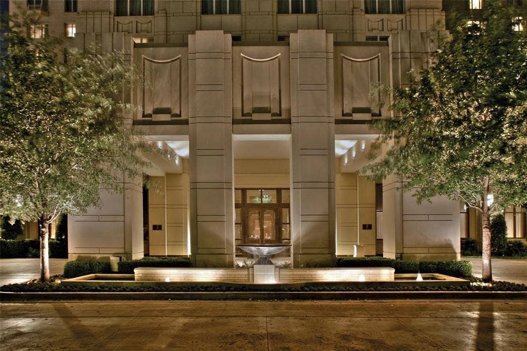 2525 N Pearl Street, #1001, Dallas, TX 75201 Grand Entry Porto Cochere with fountain.