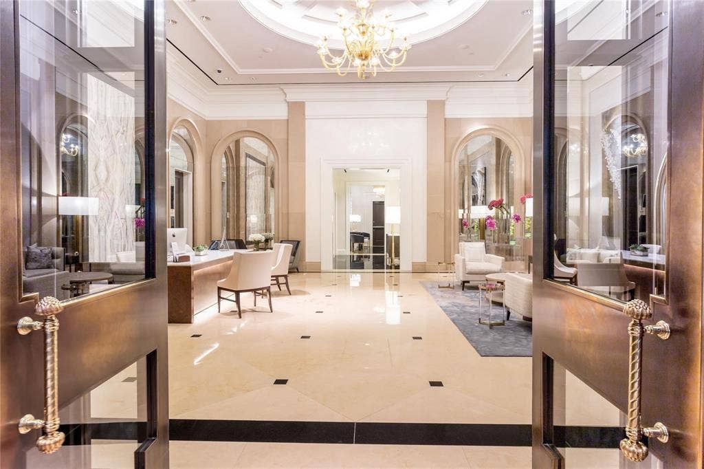 2525 N Pearl Street, #1001, Dallas, TX 75201 Exquisite Lobby with Concierge Desk & guest seating.
