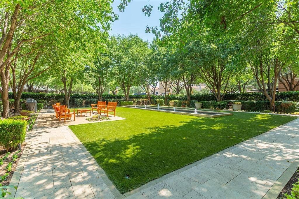 2525 N Pearl Street, #1001, Dallas, TX 75201 Turfed park is perfect for grilling and entertaining.