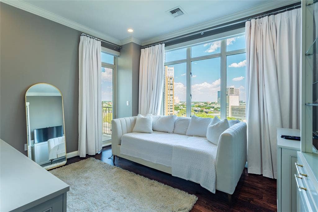 2525 N Pearl Street, #1001, Dallas, TX 75201 Study with a daybed for overflow guests opens to the Balcony.