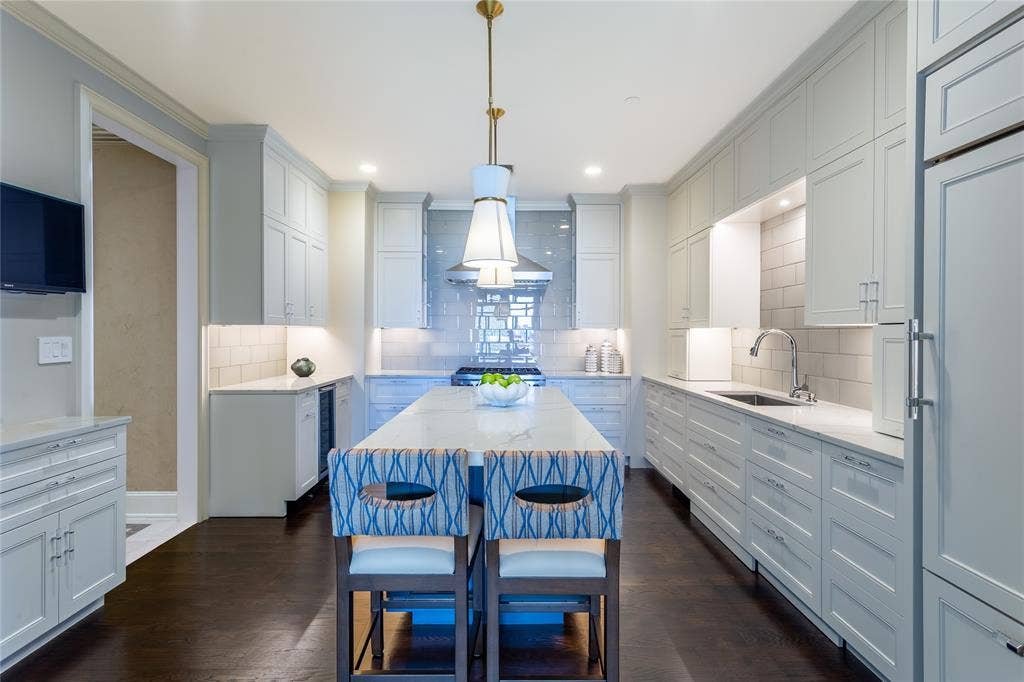 2525 N Pearl Street, #1001, Dallas, TX 75201 Renovated Kitchen has custom cabinets, Quartz counters and glass tile backsplash.