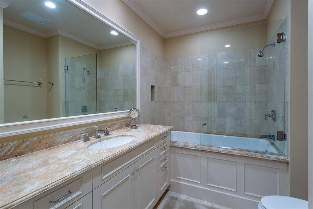 2525 N Pearl Street, #1001, Dallas, TX 75201 Ensuite Guest Bath has a large walk-in closet & linen closet.