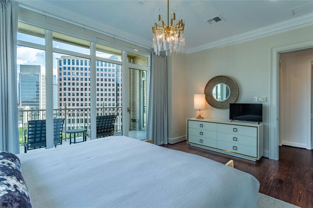 2525 N Pearl Street, #1001, Dallas, TX 75201 Primary Suite split from Guest Bedroom