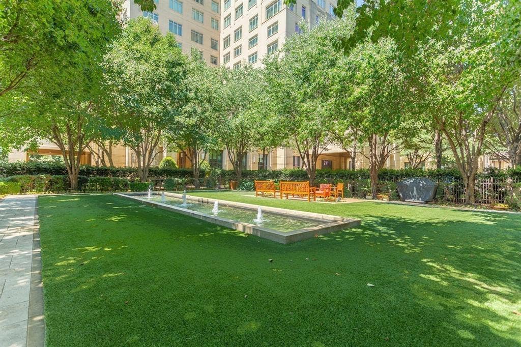 2525 N Pearl Street, #1001, Dallas, TX 75201 An oasis in the city, the Reflection Fountain Park has moon-lighted trees and a grill.