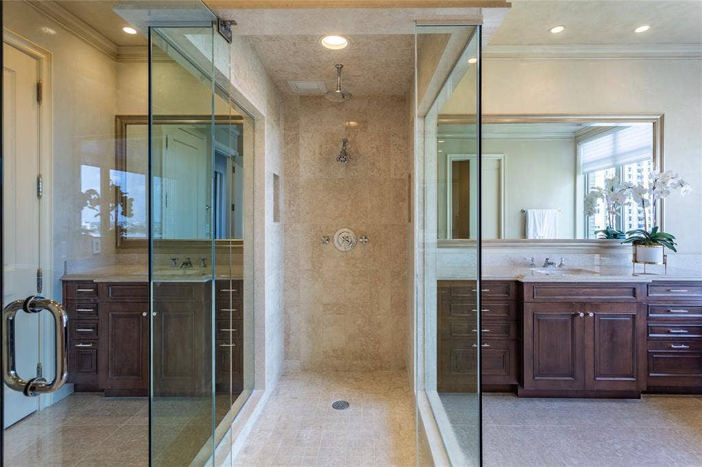 2525 N Pearl Street, #1001, Dallas, TX 75201 Oversized seamless shower with dual heads