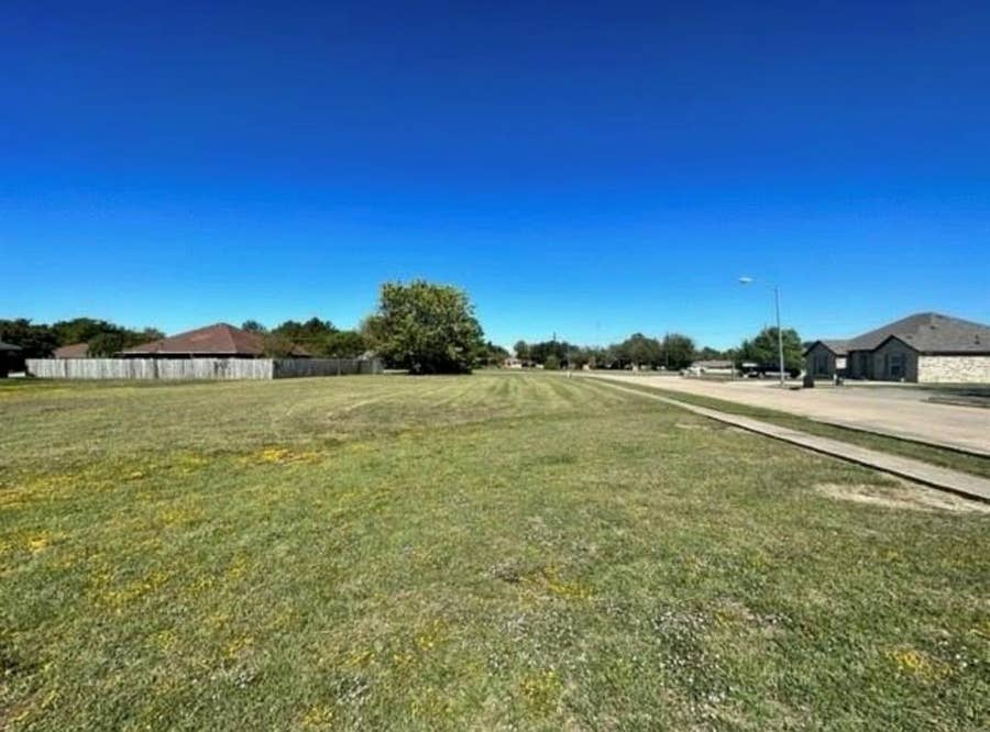 Property photo for 904 Enlow Circle, Commerce, TX