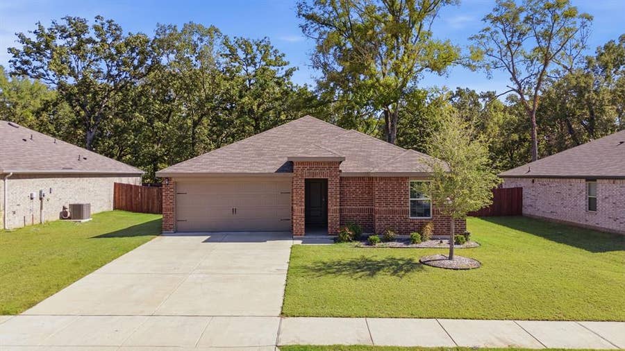 Property photo for 1006 River Oaks Lane, Chandler, TX